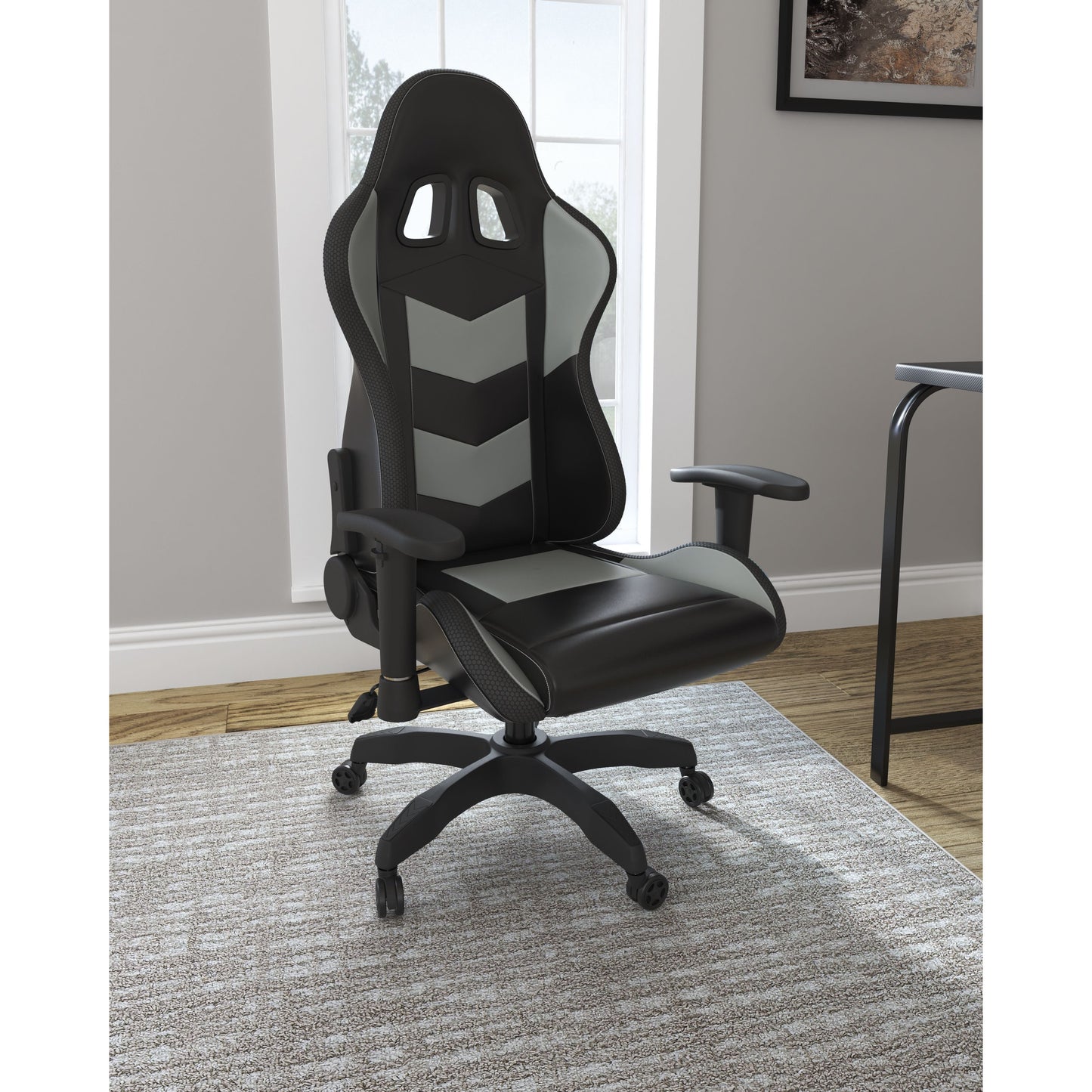 Lynxtyn - Swivel Chair